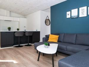 uma sala de estar com um sofá e uma mesa em 8 person holiday home in Ansager em Ansager