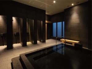 京都的住宿－THE THOUSAND KYOTO，一间带游泳池及台灯的浴室