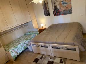 En eller flere senger på et rom på Casa Algisa