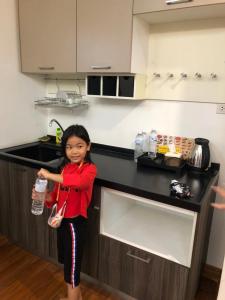 Hotel IYA的厨房或小厨房