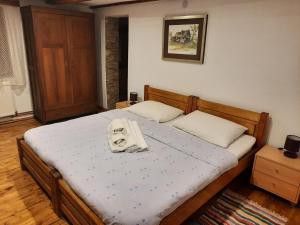 Tempat tidur dalam kamar di Kuća za odmor DIKKA Brušane Lika