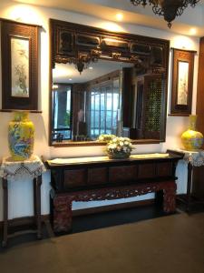 巴吞他尼Hotel IYA的一间带大镜子的梳妆台的浴室