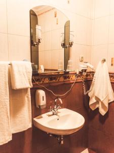 łazienka z umywalką i lustrem w obiekcie Hotel Osjann w Białej Podlaskiej +35 zdjęć