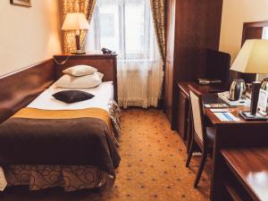 Łóżko lub łóżka w pokoju w obiekcie Hotel Osjann