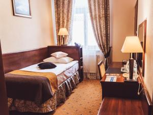 Łóżko lub łóżka w pokoju w obiekcie Hotel Osjann