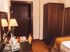 Łóżko lub łóżka w pokoju w obiekcie Hotel Osjann