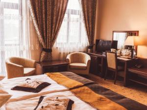 Łóżko lub łóżka w pokoju w obiekcie Hotel Osjann