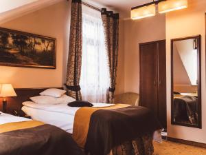 Łóżko lub łóżka w pokoju w obiekcie Hotel Osjann