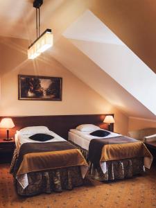 Łóżko lub łóżka w pokoju w obiekcie Hotel Osjann