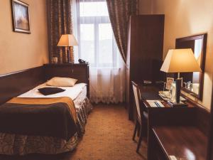 Łóżko lub łóżka w pokoju w obiekcie Hotel Osjann