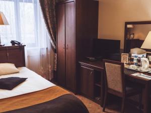 Łóżko lub łóżka w pokoju w obiekcie Hotel Osjann