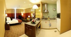 Cucina o angolo cottura di Staybridge Suites Beirut by IHG