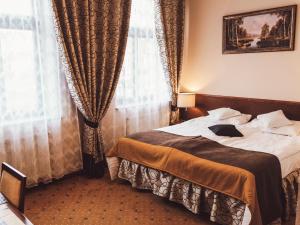 Łóżko lub łóżka w pokoju w obiekcie Hotel Osjann