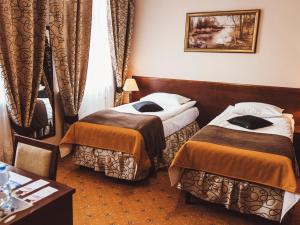Łóżko lub łóżka w pokoju w obiekcie Hotel Osjann