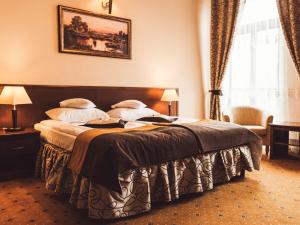 Łóżko lub łóżka w pokoju w obiekcie Hotel Osjann