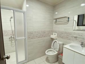 un bagno con wc, doccia e lavandino di Enjoy House a Magong