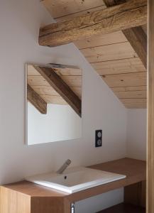 La salle de bains est pourvue d'un lavabo et d'un miroir. dans l'établissement AUBERGE BORDA, à Saint-Michel