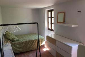 - une chambre avec un lit et une commode avec un miroir dans l'établissement Maison Drome provençale vue imprenable, à Plaisians