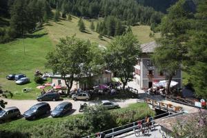 een klein stadje in de bergen met auto's geparkeerd bij Gavia Cottage in Ponte di Legno