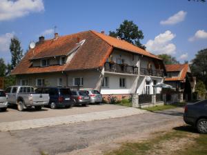 une maison avec des voitures garées devant elle dans l'établissement Seeblick, à Olecko