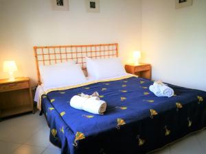 a bedroom with a bed with two stuffed animals on it at Gambusia in Scoglitti
