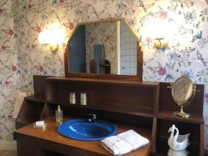 奥雷龙圣乔治L'enclos Des Lys, Villa Raffinée Proche de la Mer, Linge Inclus的带水槽和镜子的浴室