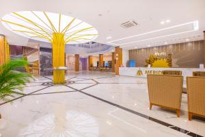un vestíbulo de un hotel con un poste amarillo en MERİDİA BEACH HOTEL en Okurcalar