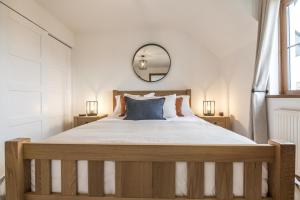 Llit o llits en una habitació de French Fields - 4 Bedroom House - St Florence