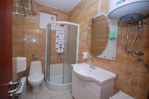 une salle de bain avec un lavabo, une douche et des toilettes dans l'établissement BMV apartment 1 with sea view, à Sveti Stefan 6 autres photos