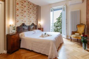 - une chambre avec un grand lit et une fenêtre dans l'établissement Hotel Aganoor, à Castiglione del Lago