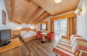 Televízia a/alebo spoločenská miestnosť v ubytovaní Hotel Rodella