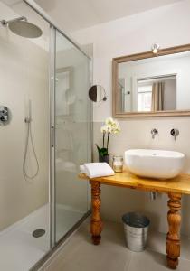 y baño con lavabo y ducha. en San Pietro Boutique Rooms, en Roma