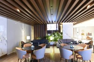 Lounge nebo bar v ubytování Golden Tulip Riyadh