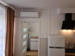 イェレニャ・グラにあるApartament De Luxe Emilyの小さなアパートメントで、キッチン、ドアが備わります。
