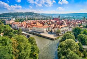 - une vue aérienne sur une ville avec une rivière dans l'établissement Hotel Alter Packhof, à Hann. Münden