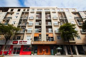 een hoog gebouw met een bord ervoor bij Season Residence in Phnom Penh