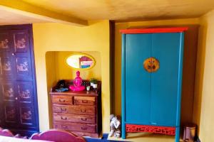 Habitación con armario azul y cómoda de madera. en charming full of character in the heart Southwell, en Southwell