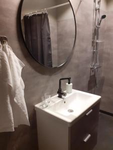Hotell Greven في فاغاردا: حمام مع حوض ومرآة