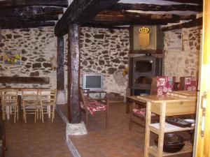 Televízia a/alebo spoločenská miestnosť v ubytovaní Casa Rural Los Soportales