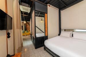 1 dormitorio con cama blanca y ventana en Raven Suites Taksim, en Estambul