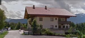 uma casa grande com um telhado em cima em Adlerblick em Maurach