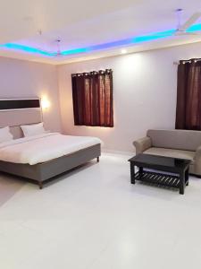 una camera con letto e divano di Hotel Abhilasha a Giriak
