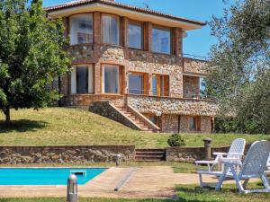 una casa en la cima de una colina con piscina en Villa Ulivo, en Grotte di Castro