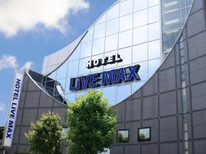 吹田HOTEL LiVEMAX BUDGET Esaka的侧面有标志的建筑物