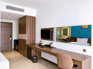 een slaapkamer met een bureau en een bed met een spiegel bij CHAU KHUONG HOTEL in Long Xuyên