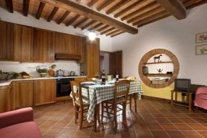 A kitchen or kitchenette at Agriturismo Le Macie
