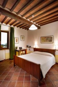 sypialnia z dużym łóżkiem w pokoju w obiekcie Agriturismo Le Macie w mieście Vagliagli
