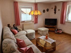 een woonkamer met een bank en een tafel bij Ferienhaus am Bach in Riedenburg