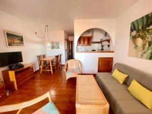 アス・マルカダルにあるApartamento en Arenal Castellのリビングルーム(ソファ、テーブル付)