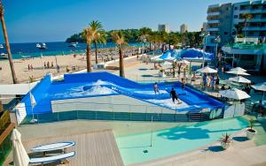 Πισίνα στο ή κοντά στο Acogedor apartamento a 100 metros de la playa